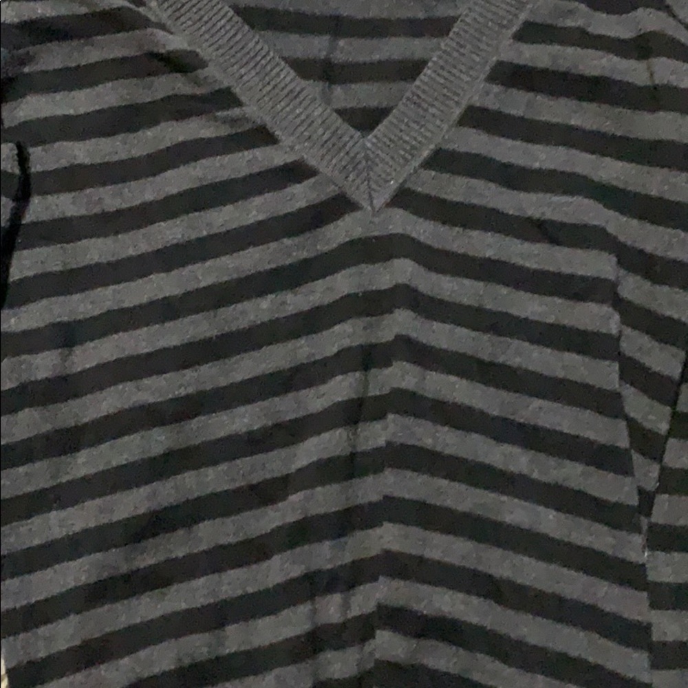 🥳5/$20🥳 Express Sweater - Picture 2 of 3